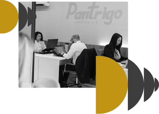 Equipe da Pantrigo Advocacia trabalhando no escritório